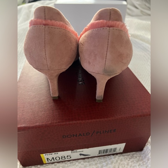 Donald Pliner pink suede pointy toe pumps - Picture 3 of 7